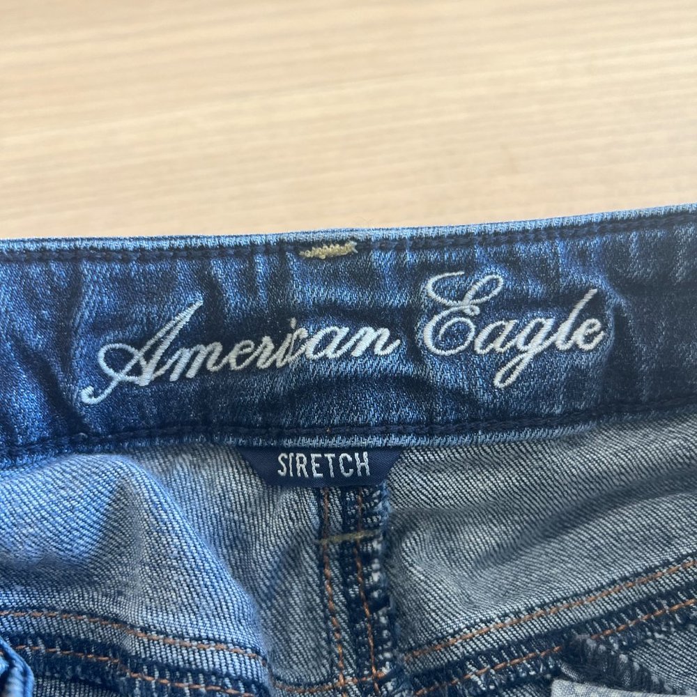 BASICALLY NEW - AE RIPPED JEANS, SIZE 4 REG - Picture 3 of 3